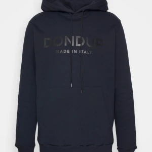 Dondup hoodie - Säljer denna helt nya dondup hoodie med tags kvar som är slutsåld överallt! Hoodien är i storlek S och nypris 2500-3000. Säljer nu för 1499. Kom privat för fler frågor eller funderingar!