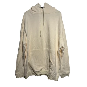 Beige hoodie med ficka - Säljer en stilren beige hoodie från Studiototal