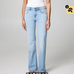 Ljusblå low jeans  - Ljusblå bootcut/flare jeans från bikbok i storlek W28 L34.  Nypris 499kr och använda en gång, inga defekter. Sitter som på bilden -low-/midwaist🥰