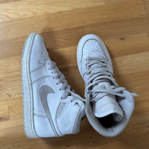 Vita Nike Air Jordans - Jordan 1 retro high ’85 Neutral Grey. Storlek 42,5. Mycket bra skick