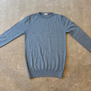 John Henric crewneck  - Säljer en stilren blå tröja från John Henric. Tröjan har långa ärmar och en rund halsringnin. Perfekt för en avslappnad och bekväm stil. Passar bra till både jeans och chinos.