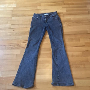 Grå bootcut jeans från Gina tricot  - Säljer ett par snygga grå bootcut jeans från Gina tricot. De är lite slitna längst ner vid sömmen, men man märker inte det.