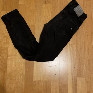 Svarta jeans Replay anbass - Säljer nu ett par svarta replay anbass. De är i bra sick och bara använda några fåtal gånger. Storlek är W29 L30. Jag står inte för retur. Hör av dig vid minsta fundering🙌