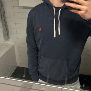 Mörkblå hoodie från Ralph Lauren - Riktig fet Raulph lauren hoodie💸🔥🐅.                     Passar dig runt 175-185!
