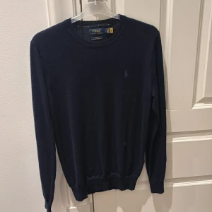 Ralph Lauren merino ull tröja  - Säljer denna riktigt snygga tröjan från ralph Lauren. Den är i merino ull och skicket är 10/10 då den är näst intill oanvänd. 