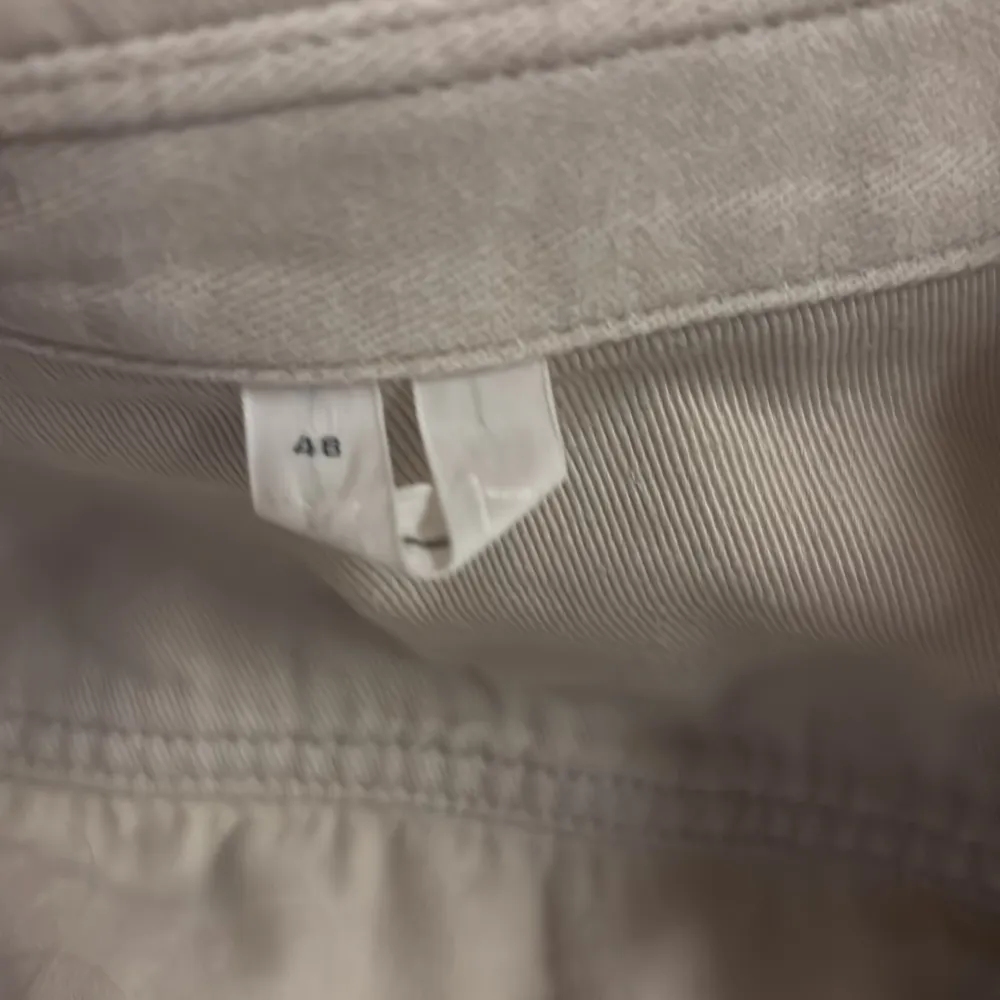 Stilren ljus beige overshirt från arket storlek 48 passar som medium. Paidat.