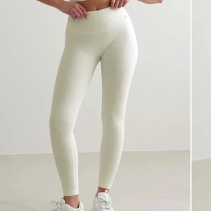 träningstights  - hej! säljer mina träningstights från Aimn, som är helt oanvända. dem är ribbade med hög midja, inte genomskinliga o superfina! hör av er vid frågor🥰 