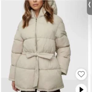 Vinterjacka från Nelly - Använd några gånger. Jätte bra skick men finns ett litet hål (se bild) men inget som stör funktionen och de syns knappt. Strl 32 MEN stor i storleken! Passar xs-s-m beroende på hur man vill att den ska sitta.