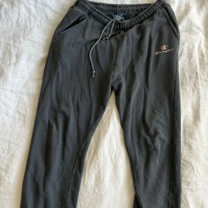 Champion mjukis set - Ett mysigt mjukisset med bra kvalitet. Storlek L på överdel och underdel. Överdelen är dock liten i storlek, jag har storlek M och överdel passar. Underdel är lagom baggy. 