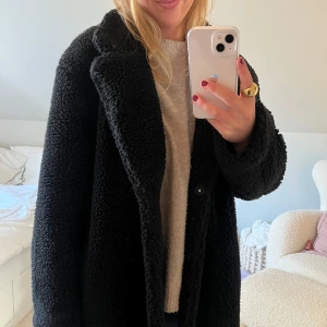 Svart Teddy kappa - Teddyjacka