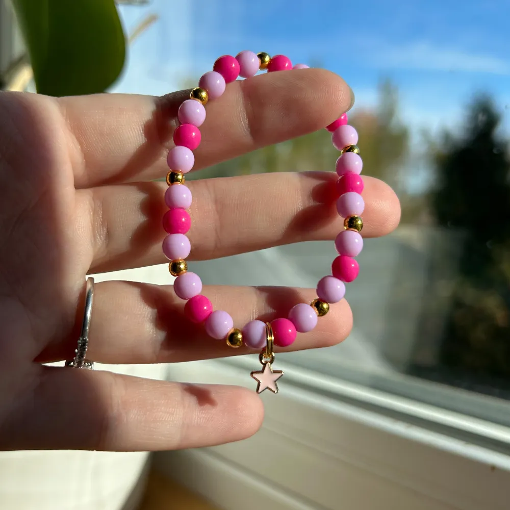 handgjort armband med rosa & guldiga detaljer 🩷 tillverkad med dubbeltråd för säkerhet & ca 16,5 cm  Köp via köp nu eller swish (frakt 18 kr frimärke). Accessoarer.