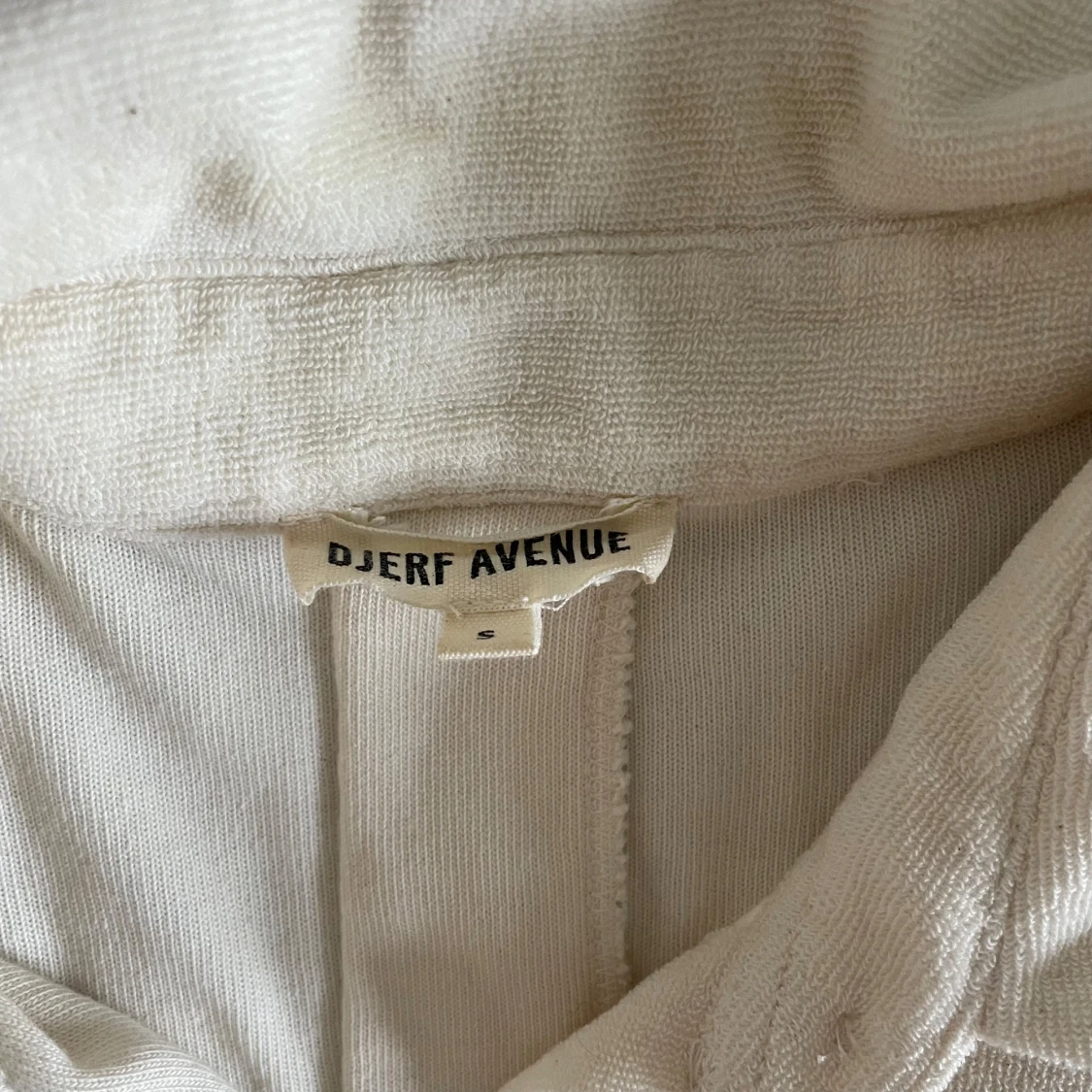 Djerf Avenue Terry On The Go Shirt Cream - 91