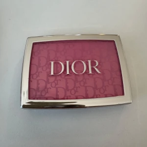 Dior blush - Använd 3-4 gånger, färgen passar inte mig. 001 pink
