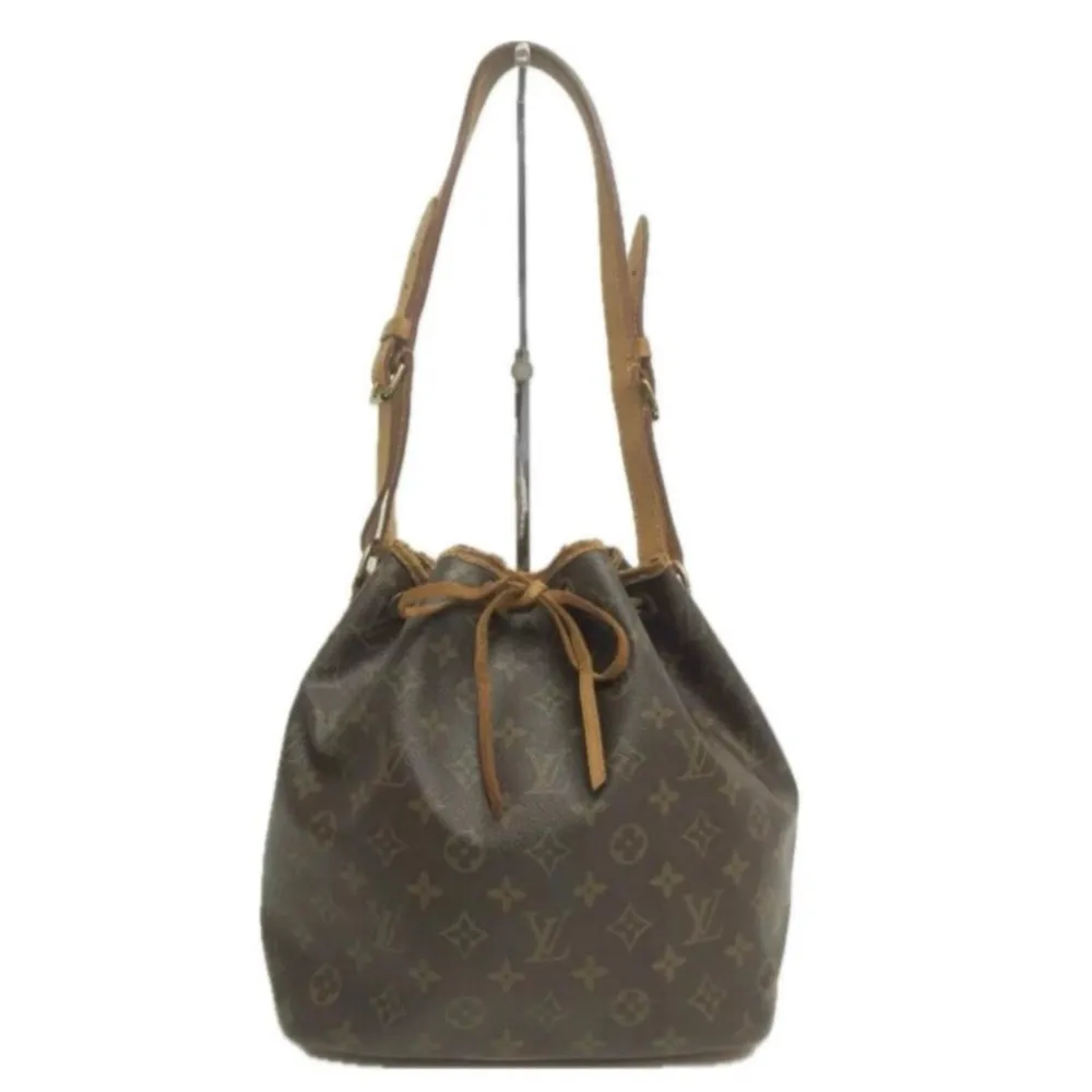 Vackra Louis Vuitton Petit Noe! Har blivit go-to-väskan för alla skandinaviska tjejer med goda skäl då den är tidlös, har en klassiskt vacker design och passar alla tillfällen.. Väskor.