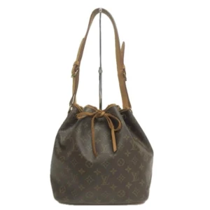 Louis Vuitton Petit Noe - Vackra Louis Vuitton Petit Noe! Har blivit go-to-väskan för alla skandinaviska tjejer med goda skäl då den är tidlös, har en klassiskt vacker design och passar alla tillfällen.