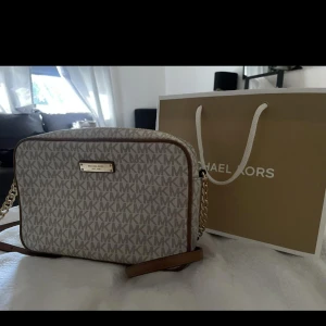 Michael kors väska  - Bra skickt michel kors väska i unik färg som ej finns längre .Modell Jet set med papperpåse. Köpt på Zalando för några år sedan så den är äkta . 