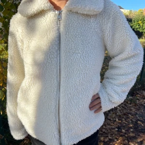 Teddy jacka - Gosig och varm teddyjacka, perfekt till höst/vår🍁