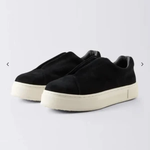 Eytys - Säljer nu mina svarta doya sneakers från eytys. Dom är använda och har vissa defekter. Helt funktionella utöver det. Kan säkert rengöras. Nypris 2000kr men säljer för 500 pga defekter. Skriv för egna bilder! Pris kan diskuteras❤️
