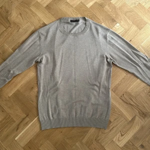 Oscar Jacobson crewneck - Säljer en härlig crewneck från märket Oscar Jacobson sol är idealt för hösten kalla väder. Tröjan är gjord på premium matrial i Italien. Kostade ny 1700, mitt pris 340. 