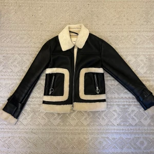 Cool läderjacka med vit päls - Så fin fusk läderjacka med syntetisk vit pälskrage och detaljer, även päls i hela insidan av jackan! Från Mango i storlek S, knappt använd! Har endast lite skav på ett spänne på ena ärmen som synd på bilden!🌸