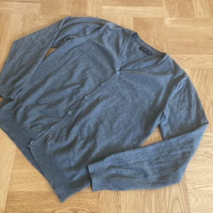 Cardigan - Tja, säljer denna riktigt nice cardigan | Märke: Selected Homme | Storlek: M | Skick: 10/10 inga defekter | För funderingar är det bara att skriva | Pris går att diskutera |