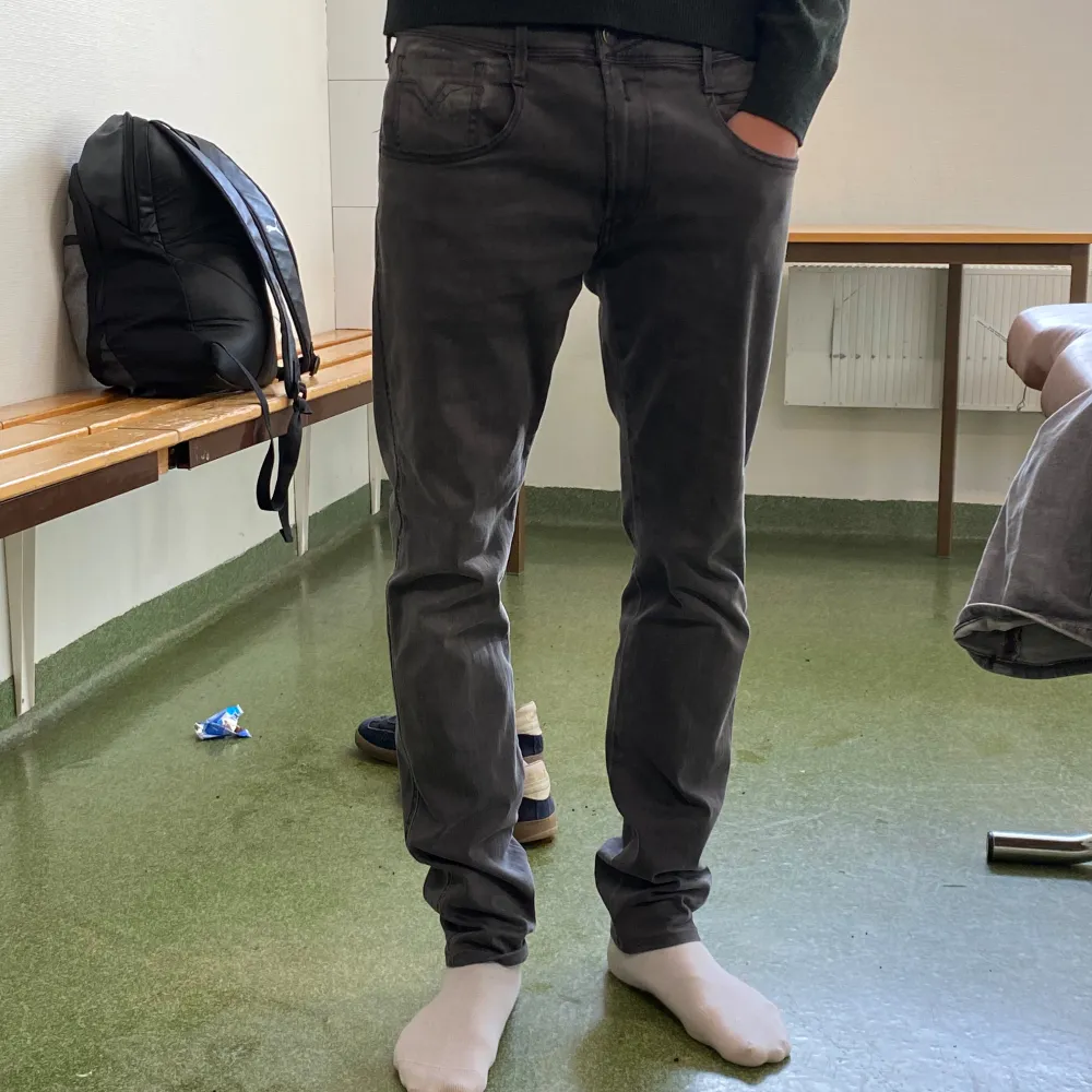 Detta är ett par snygga gråa replay jeans. Ny pris är 1300. Dem är mörk gråa. Modellen på bilden är 181 cm och väger cirka 70 kg. Priset kan absolut diskuteras. Snabb affär = billigare pris. Vill du ha fler bilder är det bara och fråga. . Jeans & Byxor.