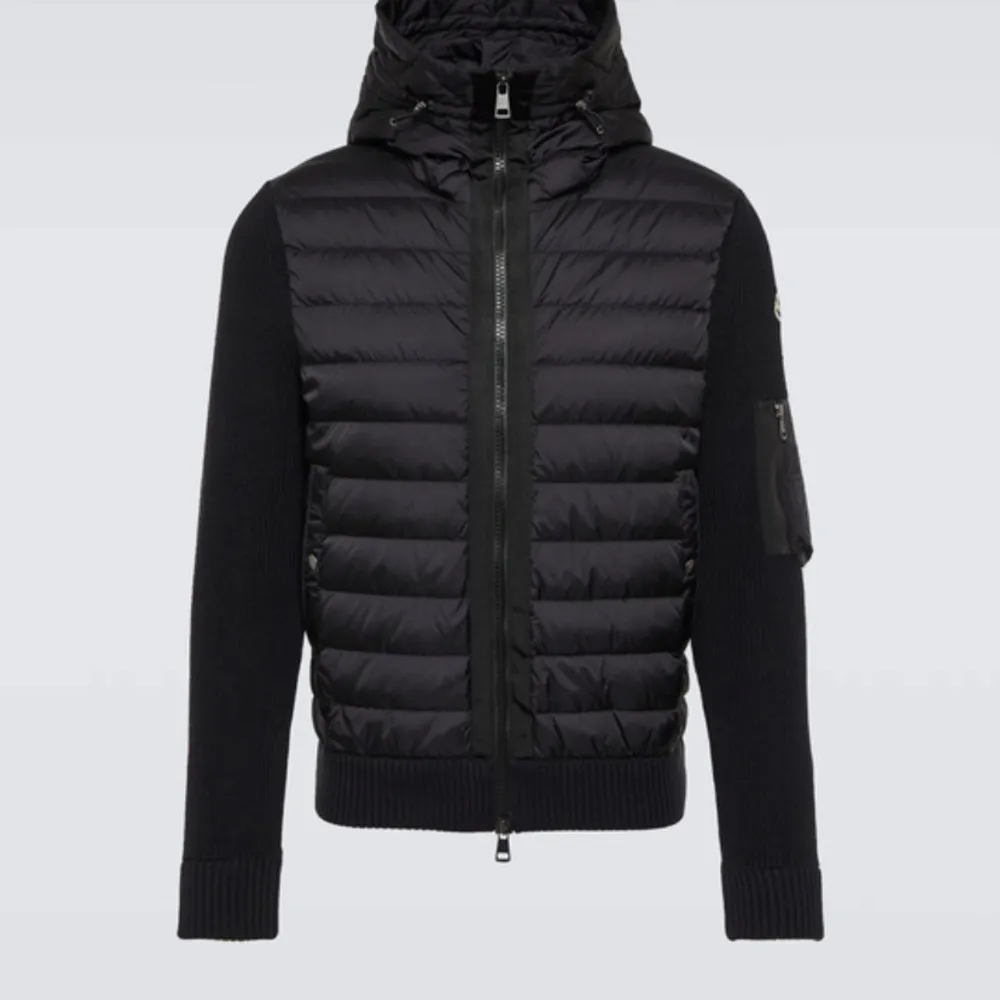 Säljer min moncler cardigan för att den har blivit liten på mig , kostar 11000 ny pris säljer den nu för 4,500 . Skriv för fler bilder . Jackor.