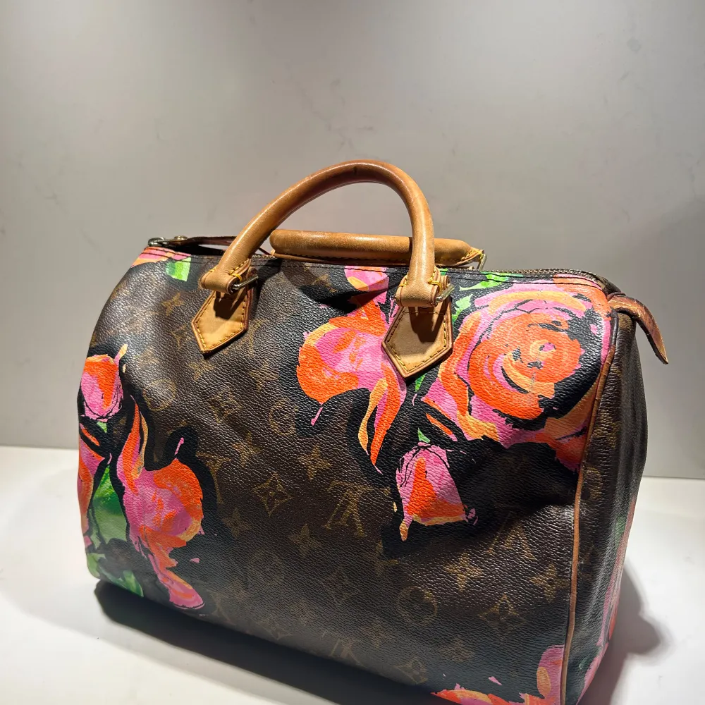 Superfin Limited edition väska i collab Steven Sprouse från Louis Vuitton👜🤍 Modellen heter ”speedy 30” och jag har köpt den vintage via Tradera för cirka 4 år sedan. Har lite defekter men inget man tänker på!  Jag köpte väskan för 10 000 kr🎀 . Väskor.