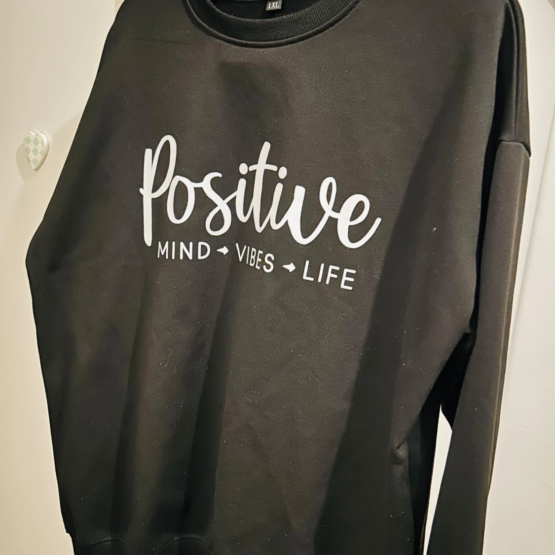 Svart tröja med text - 93