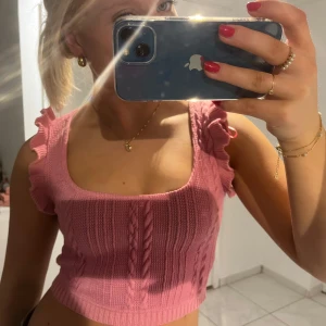 Stickad blus - Stickad blus från zara i super fin rosa färg. Så fin till sommaren! Köpt tidigare här på plic men jag själv har aldrig använt den mer än ett fåtal gånger!