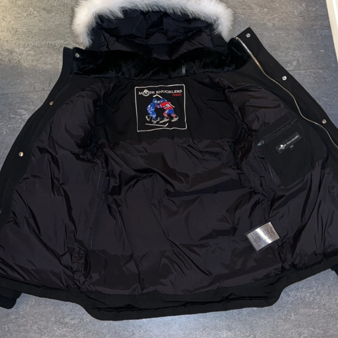 Svart dunjacka från Moose Knuckles - 90