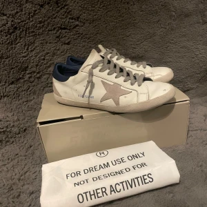 Golden Goose Super Star - Säljer dessa riktigt feta GGDB/SSTAR . Nypris runt 6000 kr säljs till ett galet bra pris pga skick . Ej original innersulor . Lite skador som man ser på bilderna. säljs till ett schysst pris .Bara att höra av sig vid fundering