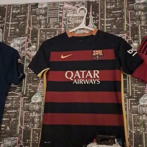 Fc Barcelonas hemmatröja 2015 - Storlek:XXS. Använd i ett år drygt. Tröjan har inga märken eller andra märkbara fläckar. Alltså en fin unik tröja.  Nike  dry-fit