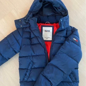 Tommy Hilfiger jacka - Väldigt snygg Hilfiger jacka till vintern, väldigt snygg och i bra skick, endast använd en vinter.💯