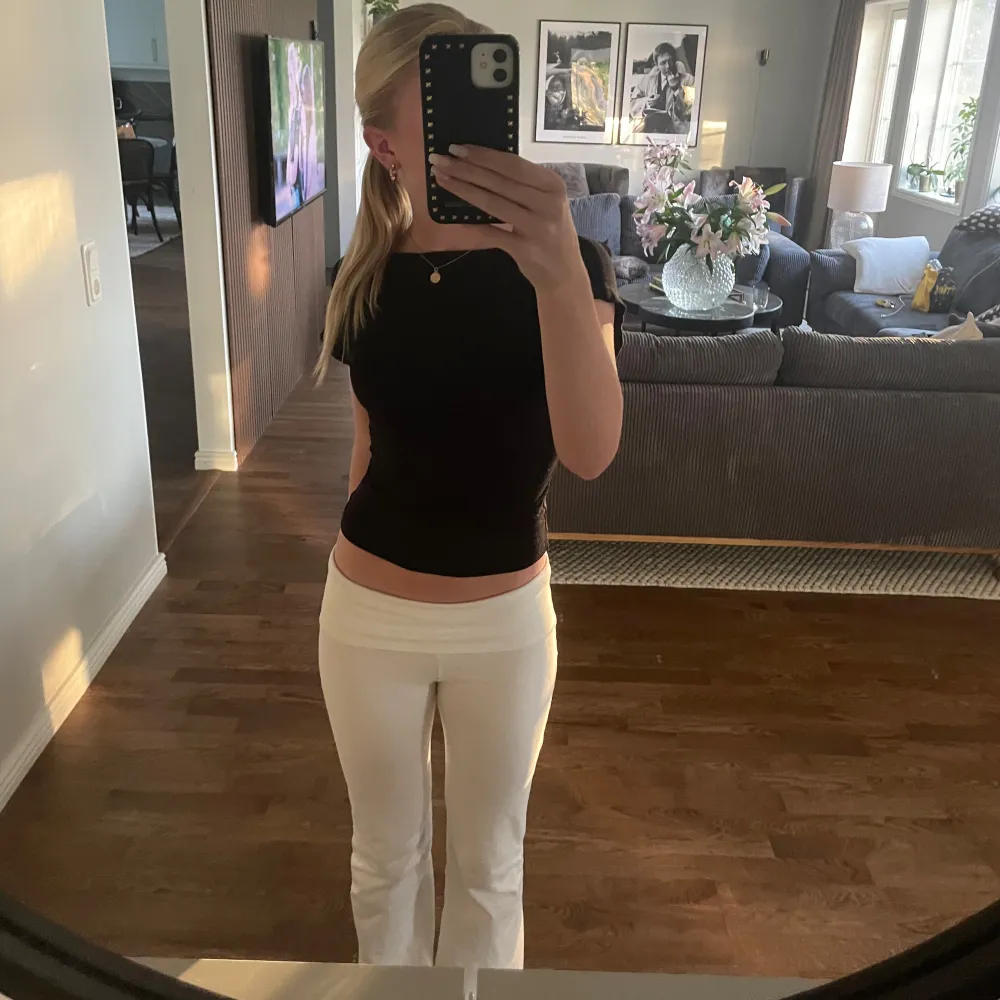 Säljer mina vita yogapants då dem ej används längre💕. Jeans & Byxor.