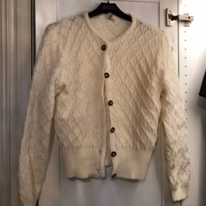 Cableknit cardigan - Stickad kofta i super skick, perfekt nu till höst över en tshirt och jeans tex! Lägg gärna prisförslag☺️