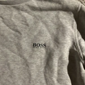 Hugo Boss tröja - Grå hugoboss tröja he nästan perfekt skick.