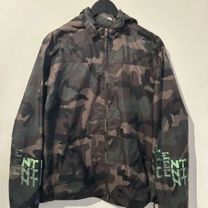 VALENTINO jacka - Riktigt snygg och sällsynt Valentino jacka som kostar i nypris över 10k. Tags och kvitto ingår inte.