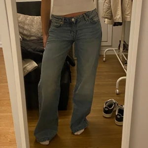 Low waisted jeans / lågmidjade jeans  - - är i nyskick🌸 - storlek 27/32🌸 - jag är 165cm & som man ser på bilderna så är de långa🌸 • (innerbenslängd = ca 82cm)🌸 • (midjemått = ca 41cm)🌸 • (hela benet = ca 101cm)🌸 finns ca 3-4 väldigt små klippta ”hål” inuti byxan för att man ska kunna göra 