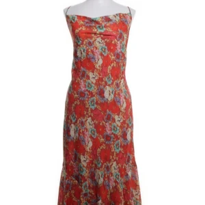 Röd blommig klänning från Adoore - Säljer en superfin röd klänning från Adoore med blommor. Klänningen har smala axelband och öppen rygg med snörning. Helt ny!!