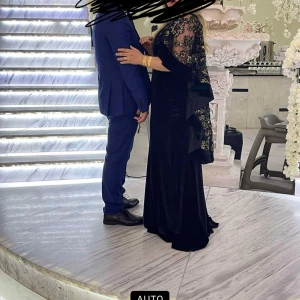 Festklänning  - Storlek L men passar M också använd bara engång 