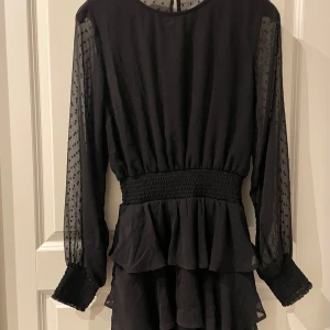 Svart klänning  - Jätte fin klänning från Gina tricot , storlek 38 men passar även 36, använt endast 1 gång 💕