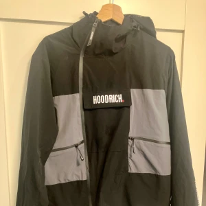 Jacka från Hoodrich, st S - Vidjacka i mycket fint skick. Inga hål eller synligt slitage.   Köparen betalar frakt. 