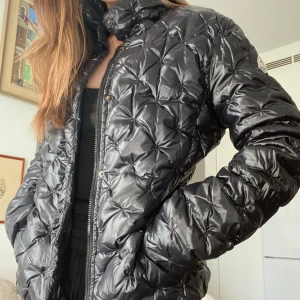 Moncler jacka - Svart Moncler jacka i dun, storlek S. Köpt på Sellpy där den var godkänd i äkthetskontrollen. Däremot är lapparna avrivna sedan innan, därav priset. I använt skick men inga hål i jackan! 🥰