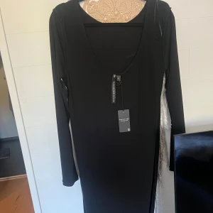 Svart klänning  - Svart klänning från lager 157, helt oanvänd.  Nypris:200 säljer för 50kr 