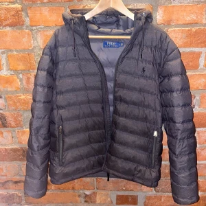 Ralph Lauren Jacka - Ralph Lauren jacka i storlek L. Skick:9/10 mycket fint skick! Stilren dunjacka som passar perfekt nu till hösten. Hör av dig vid minsta fundering!🍁Nypris : 4895 kr. Pris går att diskutera  Modellen på bilden är 180cm lång och väger 62kg