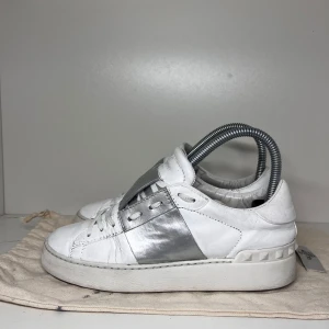 Valentino opens  - Valentino opens skick för du avgöra själv . St 35,5 passar 36,5, dustbag medföljer! Vid minsta fundering är det bara att höra av dig 📩 (vi svarar så snabbt så möjligt ) 