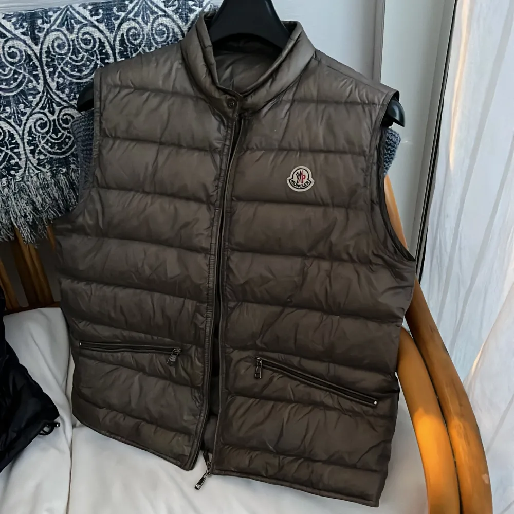 Snygg moncler gui väst i fint skick! Två små pinhole annars super skick. Äktehetsbevis finns kolla bilder. Storlek 2. Nypris 7k! Pris 2199 steal pris!!. Jackor.