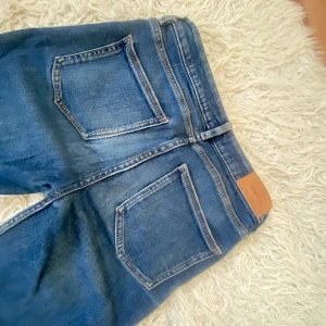 Low waste bootcut jeans  - Bra skick är från Gina!