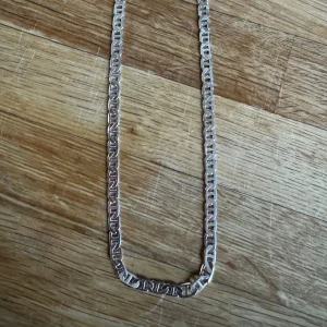 925 halsband  - Snygg italiensk stil, stämplad 925 äkta silver. Länken är 55cm lång och 6mm bred, utan några tecken på användning!